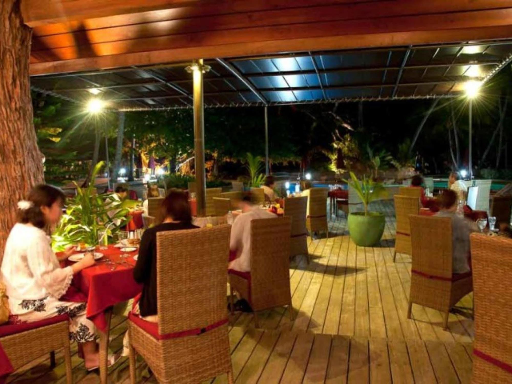 Oure Lodge Beach Resort Kuto Exteriör bild